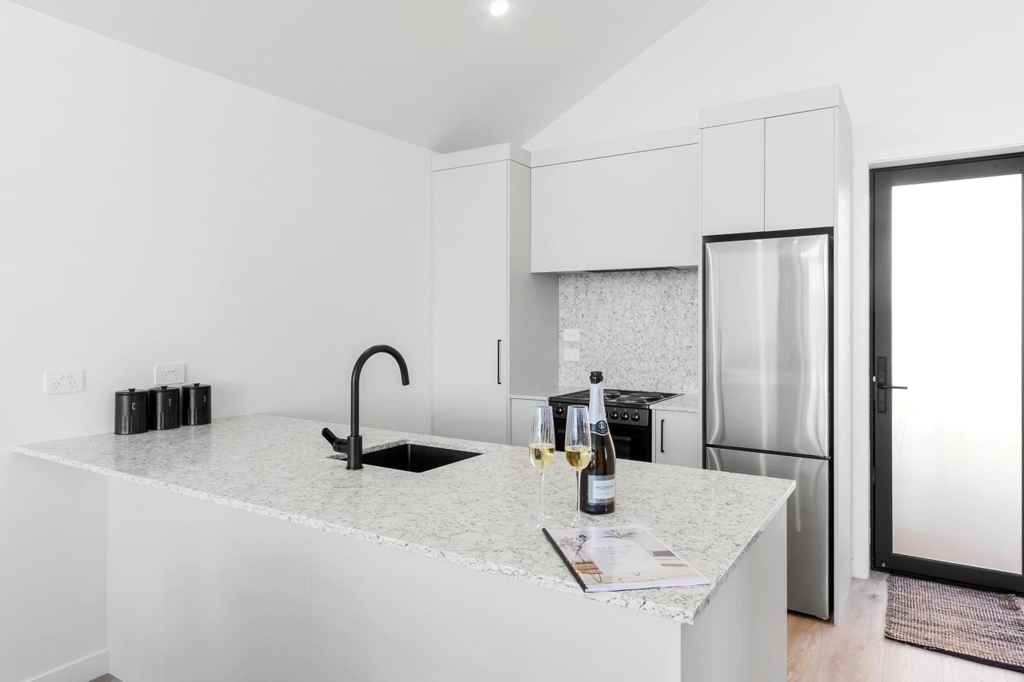 Brand New Lake Front Homes Spa Pool 타우포 호 외부 사진
